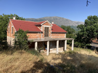 Perspektivna kuća kraj izvora Cetine