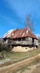 Perušić, zemljište sa starom kućom + 15000m2 suvlasništva s RH