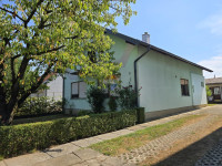 Petrinja - Kuća s dvorištem i pomoćnom zgradom