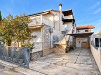 Pirovac, kuća s 3 apartmana, 126 m2, 120 m od mora