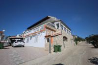 Pirovac, kuća sa 6 apartmana, 100 m od plaže