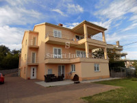 POBRI, samostojeća kuća od 450 m2 s pogledom na more