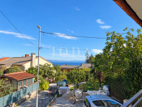 Pobri, Opatija - dvosobni stan s dodatnim tavanskim prostorom