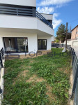 PODSLJEME – 3-SOBAN STAN S VRTOM 80m², NOVOGRADNJA + 2 GARAŽE
