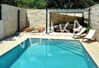 PODSLJEME: 5-SOBNA KUĆA S BAZENOM I GARAŽOM