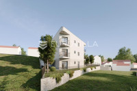 Podstrana, novogradnja, trosobni stan s dva balkona i dva parkirna mje