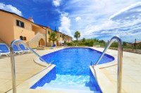 Pogled na more uz zajednički bazen i opremljenu kuću za ugodan odmor