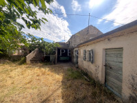POLIČNIK – kuća u nizu, potrebna renovacija!