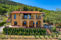 POLJANE,  kuća od 300 m2 za dugoročni najam
