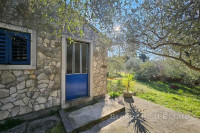 Poljoprivredno zemljište s pomoćnim objektom