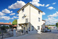 Pomer - kuća s tri stambene jedinice - 350 m od mora