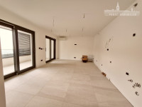 Poreč centar, novi stan sa  dvije spavaće sobe, liftom i garažom, 200