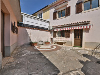 Poreč – dvojna kamena kuća s pomoćnim objektom, 8 km od mora