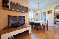 POREČ – Dvojna kuća u mirnom okruženju, 3,5 km od mora i centra grada