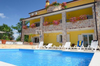 Poreč, kuća s 4 apartmana i bazenom