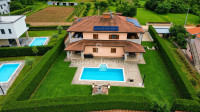 POREČ, kuća s 4 apartmana i bazenom