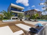 Poreč, luksuzna moderna vila s bazenom i wellnessom