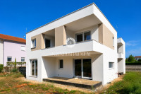 Poreč – Moderna kuća s bazenom u izgradnji, blizina centra