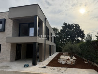 POREČ, NAMJEŠTEN STAN NA PRVOM KATU S JEDNOM SS, BLIZINA GRADA I MORA