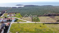 Poreč okolica, građevinsko zemljište prvi red do mora!