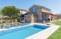 Poreč, okolica-istarska kamena kuća na velikoj okućnici