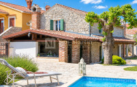 Poreč, okolica - kamena kuća sa bazenom
