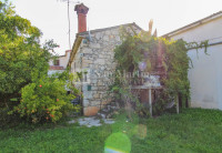 Poreč, okolica - kamena kuća u blizini Poreča s puno okućnice