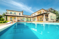 Poreč, okolica- Kamena villa na kraju naselja