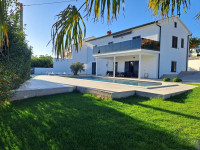 POREČ OKOLICA-KUĆA SA DVA STANA , BAZENOM I POGLEDOM NA MORE