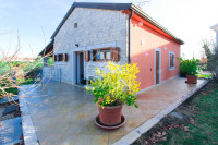 Poreč, okolica - kuća s dvije stambene jedinice u mirnom mjestu