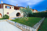 Poreč, okolica - kuća u nizu s pogledom na more