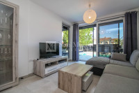 Poreč, okolica - lijep, moderan stan s bazenom