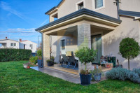 Poreč, okolica, Lijepo uređena dvojna kuća, 4 km od Poreča