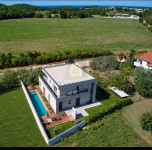 Poreč, okolica, Moderna samostojeća kuća s bazenom 5 km od mora