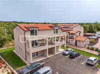 Poreč okolica – novogradnja 2S+DB s terasom i pogledom na prirodu