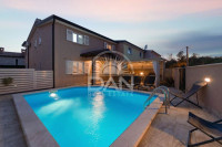 Poreč okolica, obiteljska kuća sa 4 spavaće sobe na mirnoj lokaciji