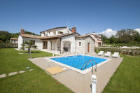 Poreč okolica, obiteljska kuća s bazenom i privatnošću