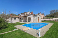 Poreč, okolica -obiteljska kuća s bazenom