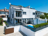 Poreč, okolica - Prekrasna dvojna kuća s bazenom na odličnoj lokaciji!