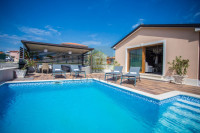 Poreč, okolica, Prizemna kuća s bazenom i zemljištem za još jednu kuću