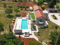 Poreč, okolica, Renovirana kamena vila s bazenom i velikom okućnicom,