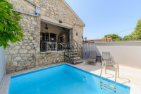 Poreč, okolica-renovirana kuća smještena na rubu sela
