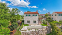 Poreč, okolica- samostojeća kamena kuća na rubu naselja