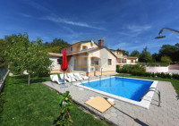 Poreč, okolica, Samostojeća kuća s bazenom na mirnoj lokaciji, 19 km o