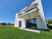 Poreč, okolica, Stan u prizemlju s 3 spavaće sobe i vrtom, 1 km od mor