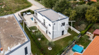 Poreč, okolica - vila 140m² s bazenom i jacuzzijem, useljiva