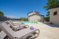 POREČ, OKOLICA, VRHUNSKA VILA S BAZENOM! PRILIKA!