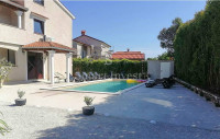 POREČ, postrana kuća sa 3 apartmana i bazenom, 4 km od mora