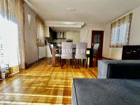 POREČ, POTPUNO OPREMLJEN I USELJIV STAN SAMO 400 METARA OD PLAŽE