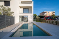 Poreč, stan sa bazenom i pogledom na more nadohvat plaže